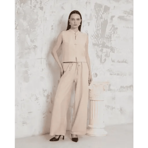 Broslu Yelek Pantolon Takimi - Şıklığıyla Dikkat Çeken Kombin - ÖZER&HERMİN