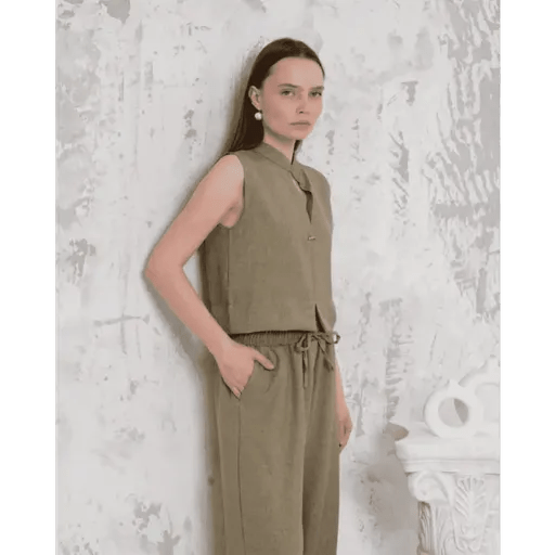 Broslu Yelek Pantolon Takimi - Şıklığıyla Dikkat Çeken Kombin - ÖZER&HERMİN