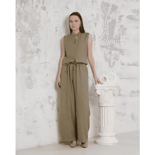 Broslu Yelek Pantolon Takimi - Şıklığıyla Dikkat Çeken Kombin - ÖZER&HERMİN