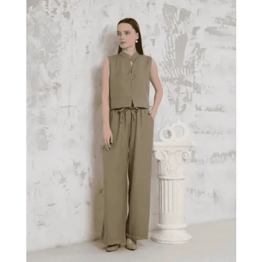 Broslu Yelek Pantolon Takimi - Şıklığıyla Dikkat Çeken Kombin - ÖZER&HERMİN