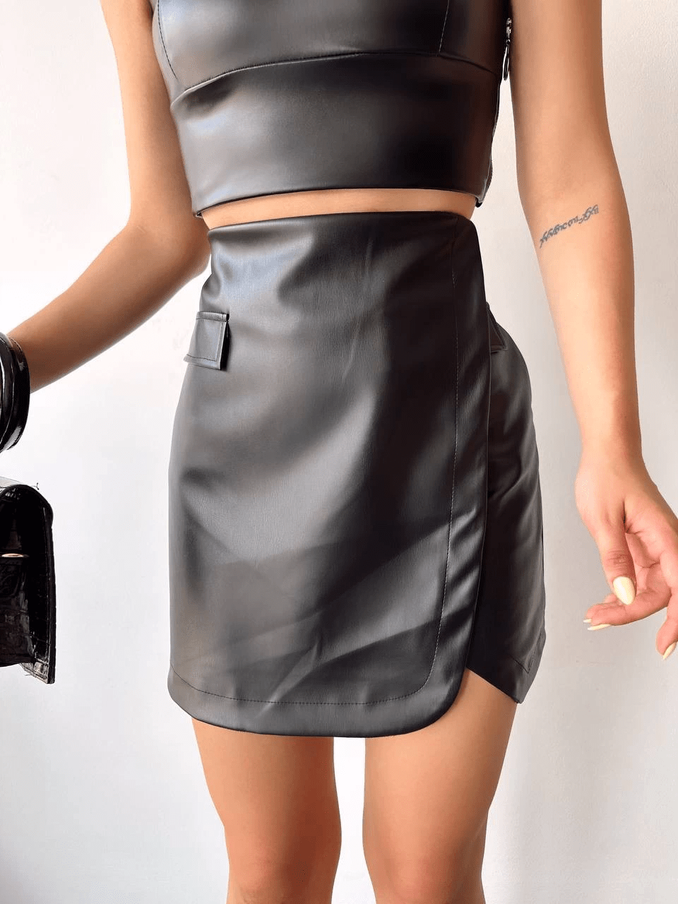 Cep Detaylı Oval Kapakli Deri Etek - Şıklığın ve Rahatlığın Buluştuğu Tasarım - ÖZER&HERMİN