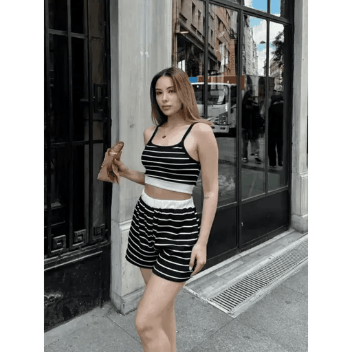 Cizgili Sortlu Takim ile Şıklığı Yakalayın - ÖZER&HERMİN