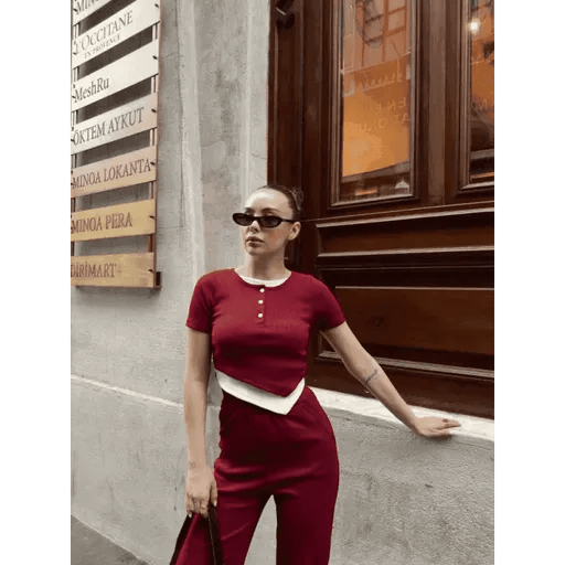 Dugme Yakali Takim: Şıklık ve Konforun Buluştuğu Alt Üst Set - ÖZER&HERMİN