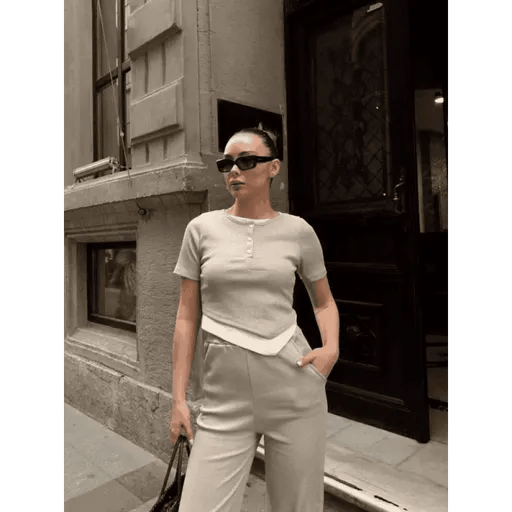 Dugme Yakali Takim: Şıklık ve Konforun Buluştuğu Alt Üst Set - ÖZER&HERMİN