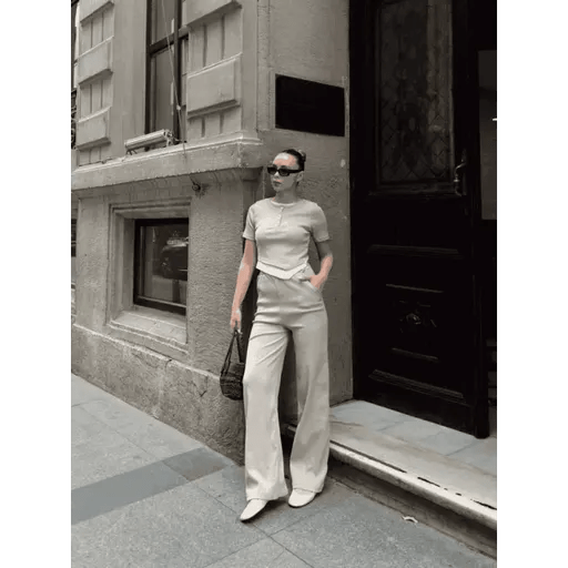 Dugme Yakali Takim: Şıklık ve Konforun Buluştuğu Alt Üst Set - ÖZER&HERMİN