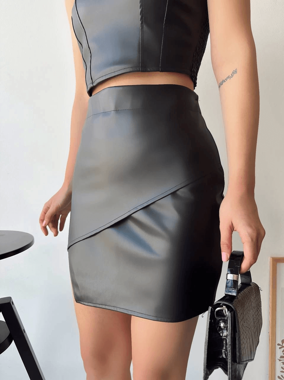 Kapaklı asimetrik model deri etek siyah s240106 - Özer&Hermin
