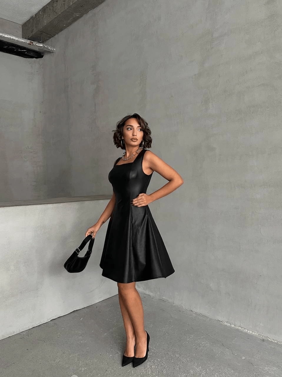 Kare Yaka Deri Elbise - Şıklığı ve Konforu Bir Arada Sunuyor - ÖZER&HERMİN