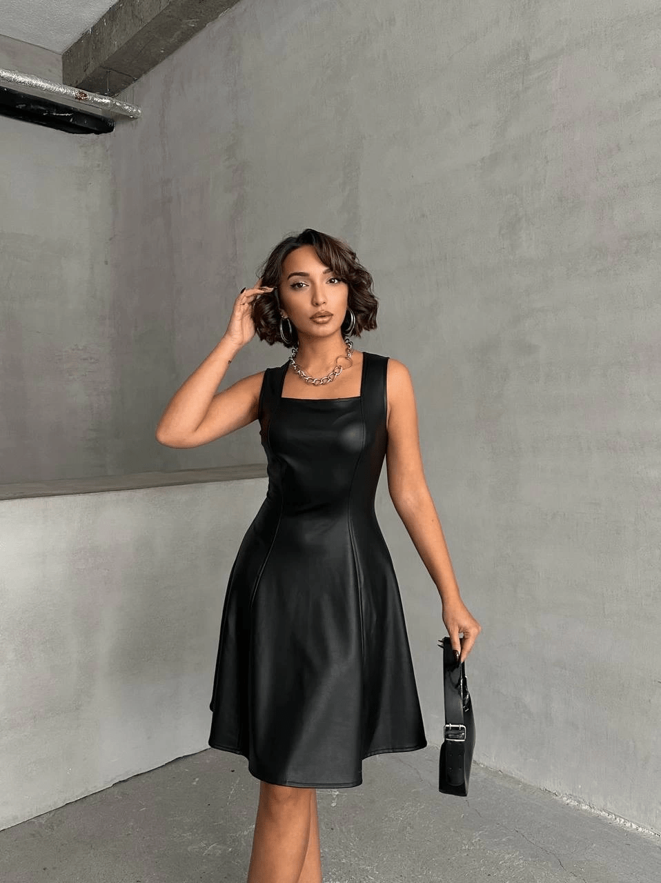 Kare Yaka Deri Elbise - Şıklığı ve Konforu Bir Arada Sunuyor - ÖZER&HERMİN