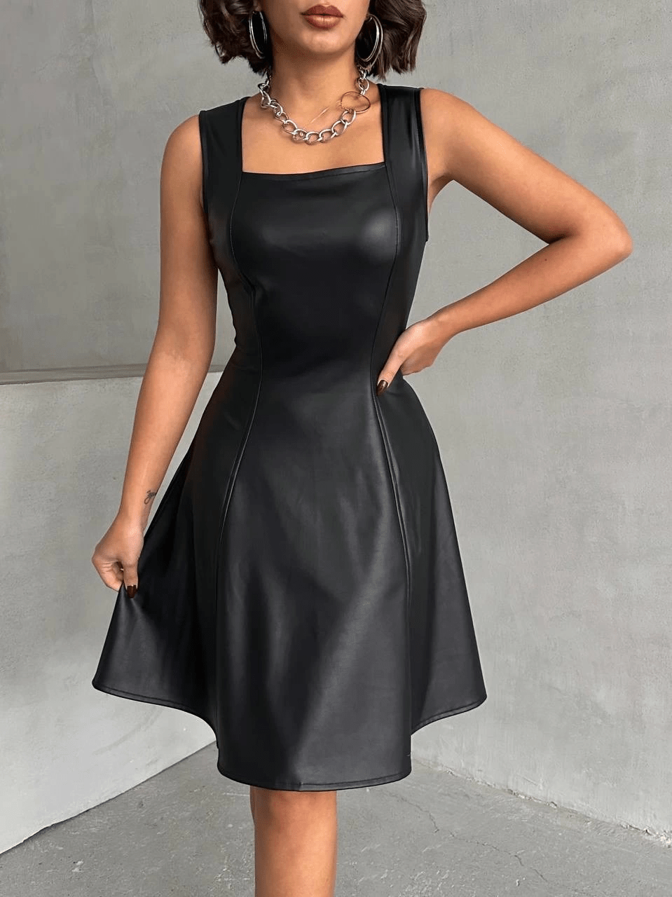 Kare Yaka Deri Elbise - Şıklığı ve Konforu Bir Arada Sunuyor - ÖZER&HERMİN