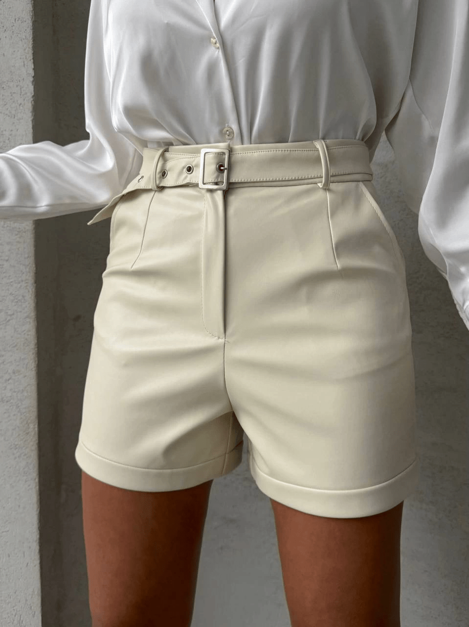 Kemerli Deri Sort - Şıklığı ve Rahatlığı Bir Arada Sunan Özel Tasarım - ÖZER&HERMİN