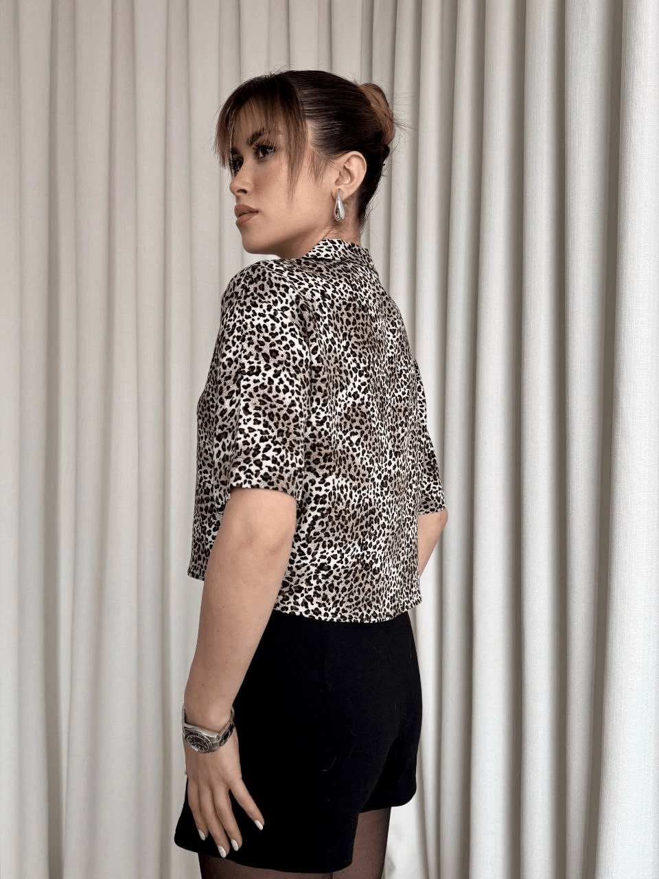 Leopar Desenli Crop Gomlek - Şık ve Rahat Moda Seçeneği - ÖZER&HERMİN