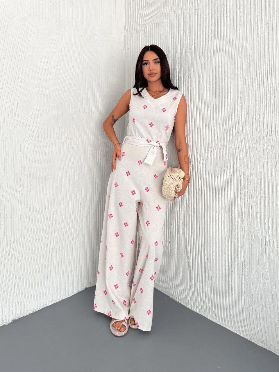 Sirt Dekolteli Beyaz Tulum - Şıklığın ve Rahatlığın Buluşması - ÖZER&HERMİN