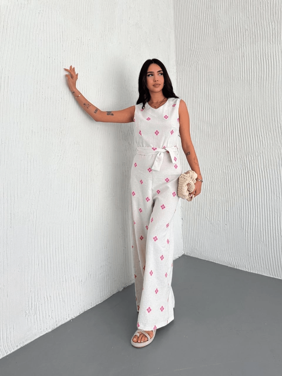 Sirt Dekolteli Beyaz Tulum - Şıklığın ve Rahatlığın Buluşması - ÖZER&HERMİN