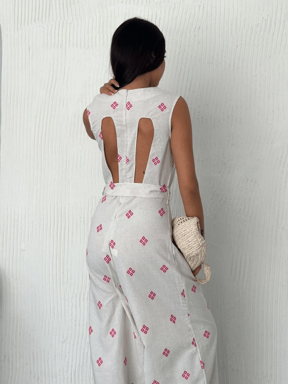 Sirt Dekolteli Beyaz Tulum - Şıklığın ve Rahatlığın Buluşması - ÖZER&HERMİN