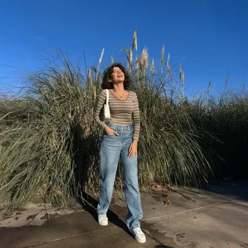 V Yaka Cizgili Bluz - Şık ve Rahat Tasarım - ÖZER&HERMİN