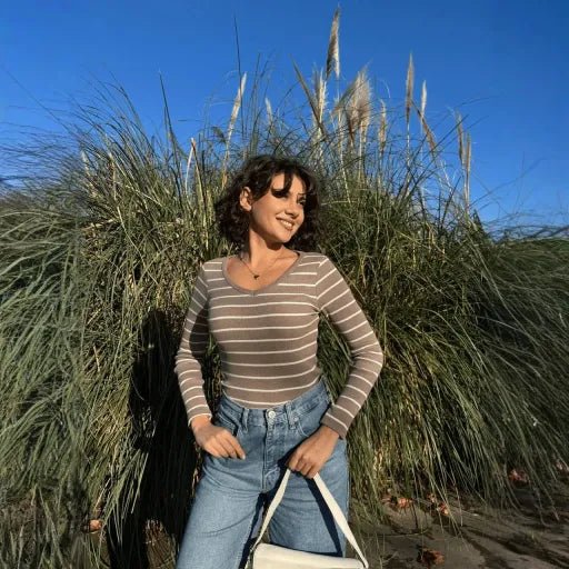 V Yaka Cizgili Bluz - Şık ve Rahat Tasarım - ÖZER&HERMİN