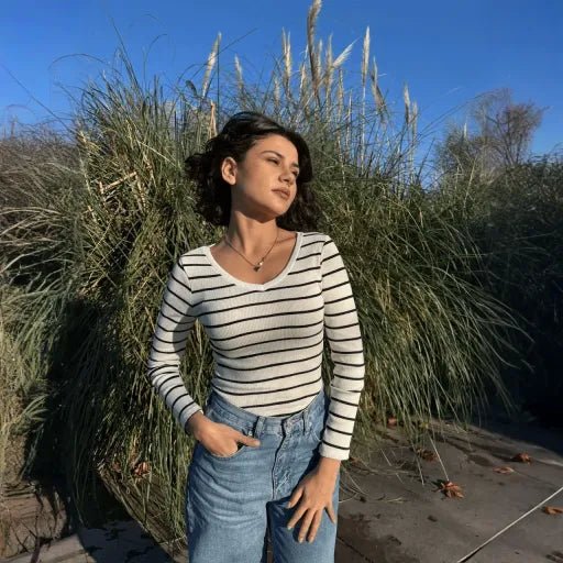 V Yaka Cizgili Bluz - Şık ve Rahat Tasarım - ÖZER&HERMİN