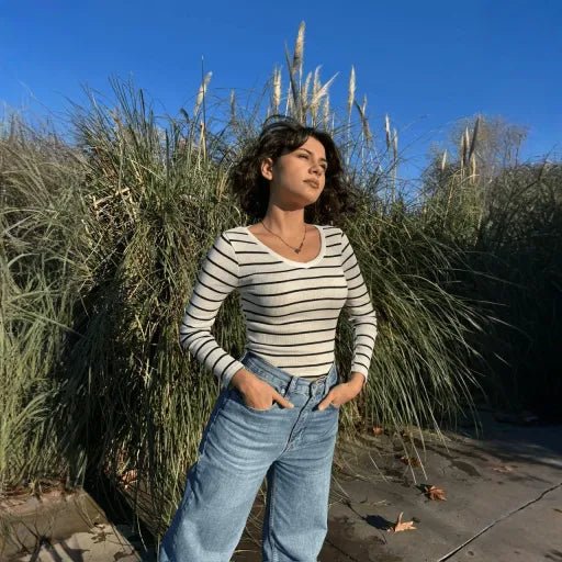 V Yaka Cizgili Bluz - Şık ve Rahat Tasarım - ÖZER&HERMİN