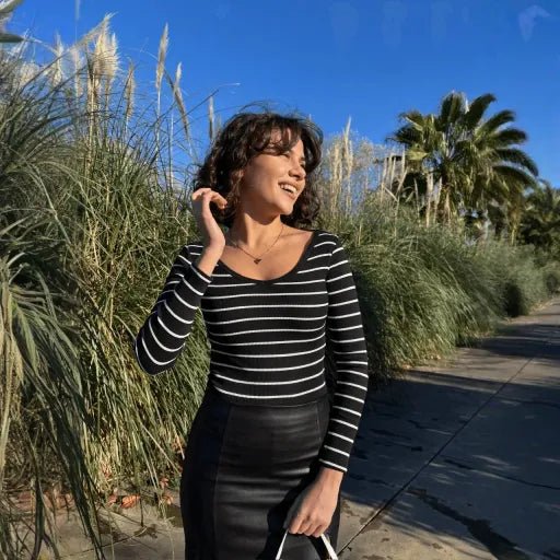 V Yaka Cizgili Bluz - Şık ve Rahat Tasarım - ÖZER&HERMİN