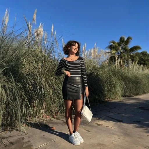 V Yaka Cizgili Bluz - Şık ve Rahat Tasarım - ÖZER&HERMİN