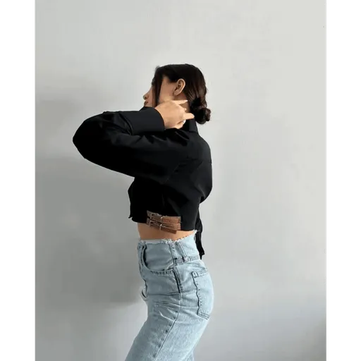 Yani Kemer Detayli Crop Gomlek - Şık ve Modern Tasarım - Özer&Hermin