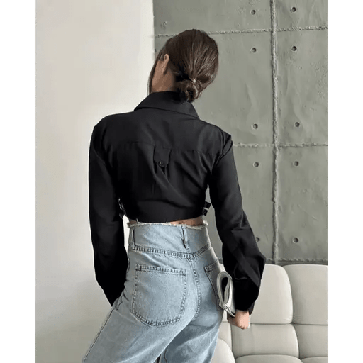 Yani Kemer Detayli Crop Gomlek - Şık ve Modern Tasarım - ÖZER&HERMİN